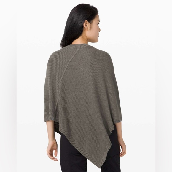 Lululemon Women’s On The Go Poncho Grey Sage -
One Size - Picture 3 of 10